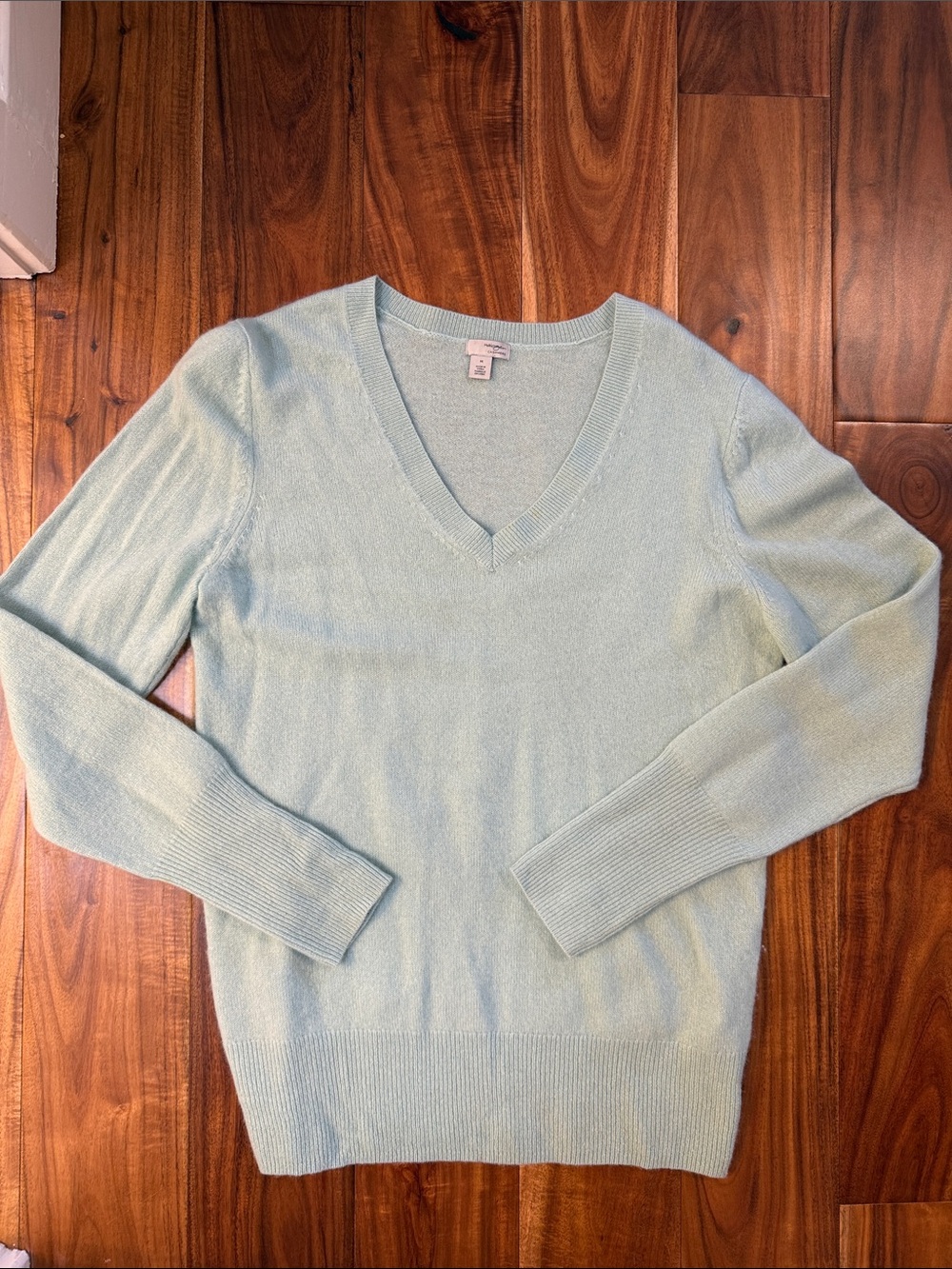Halogen Light Blue V-Neck Women's Cashmere Sweater, Size Medium